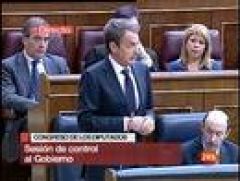 Zapatero niega "improvisación" en sus políticas y Rajoy le echa en cara los recortes sociales