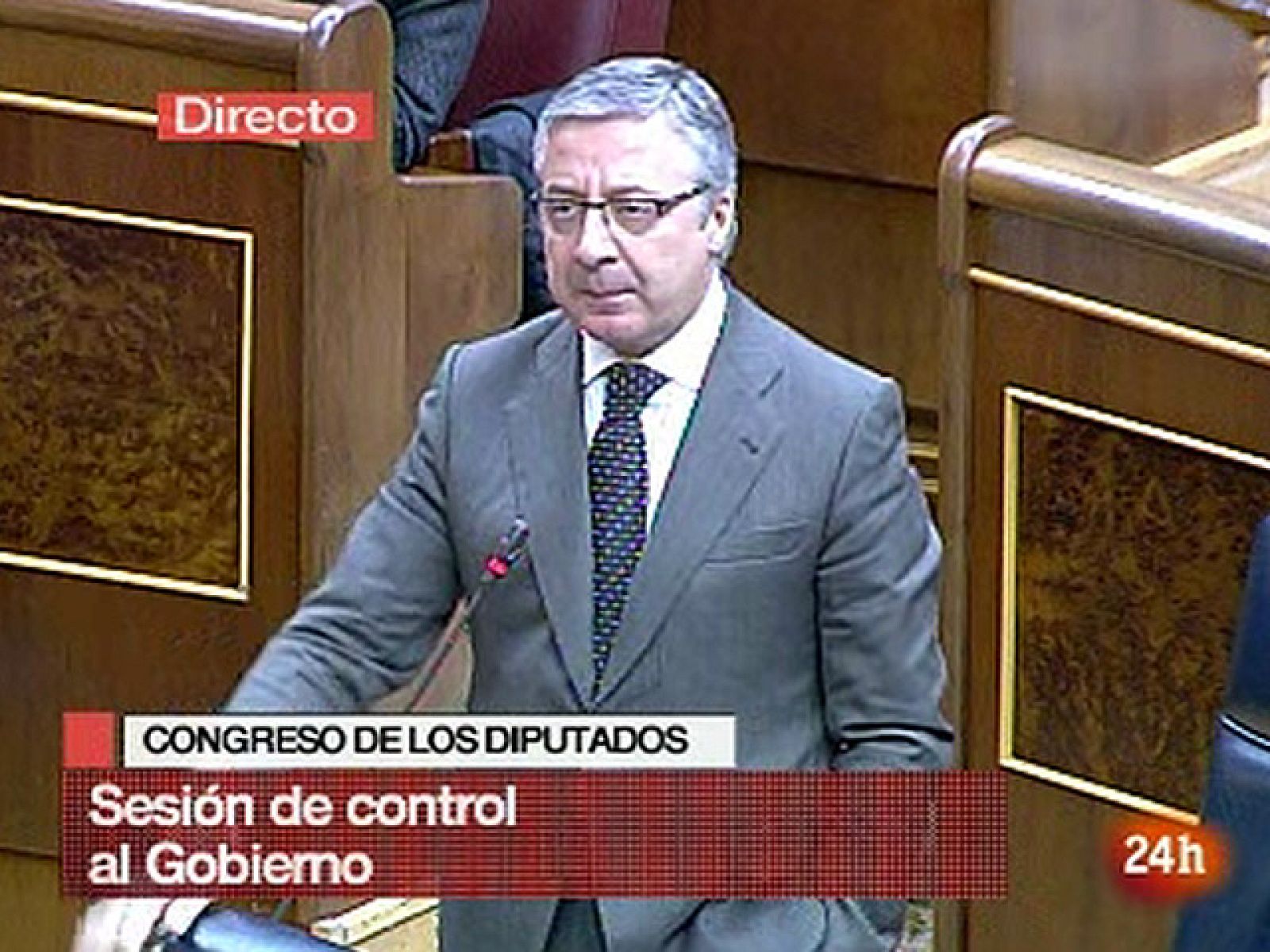 El PP acusa a Blanco de ser un "perfecto incompetente" y éste dice que cedieron al chantaje con los controladores | Ver