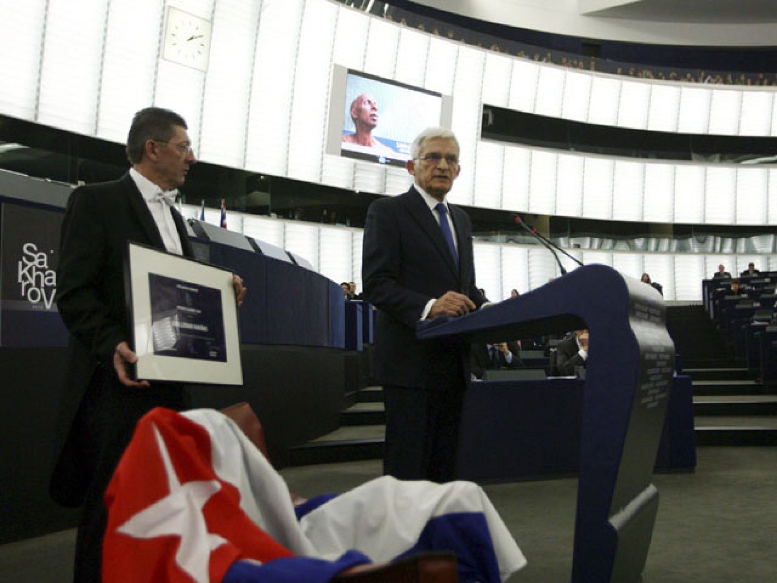 El disidente cubano Guillermo Fariñas no ha podido recoger el premio Sajarov | Ver