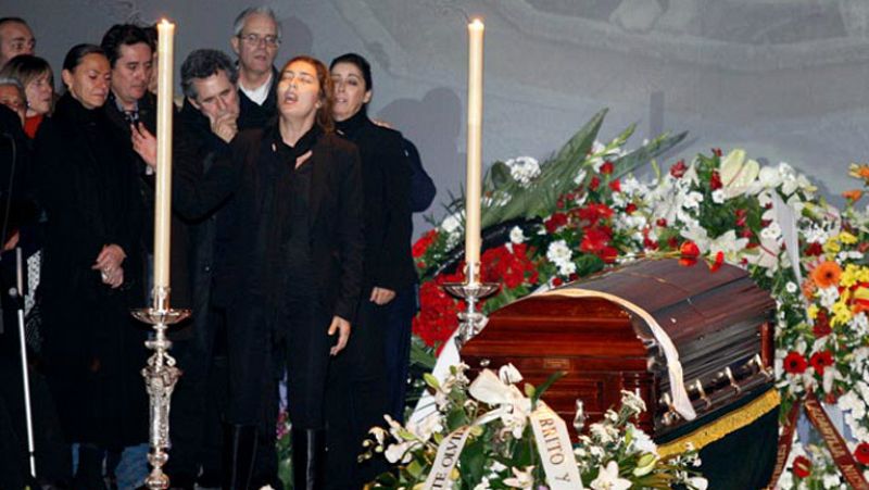 La hija de Enrique Morente ha entonado el último cante por su padre ante el féretro del cantaor en el Teatro Isabel la Católica.