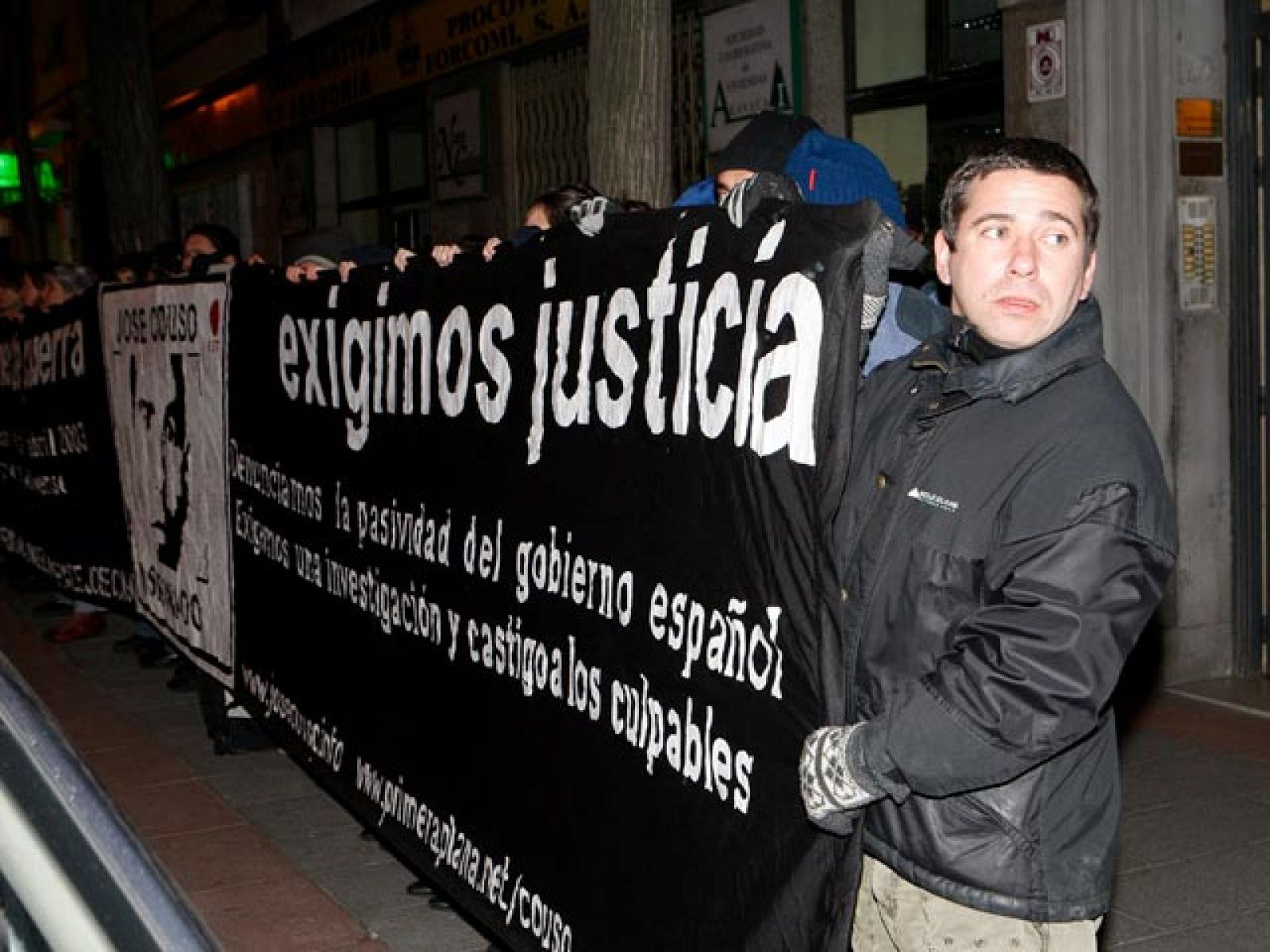 Familiares y amigos se han concentrado frente a la sede del PSOE en Madrid.