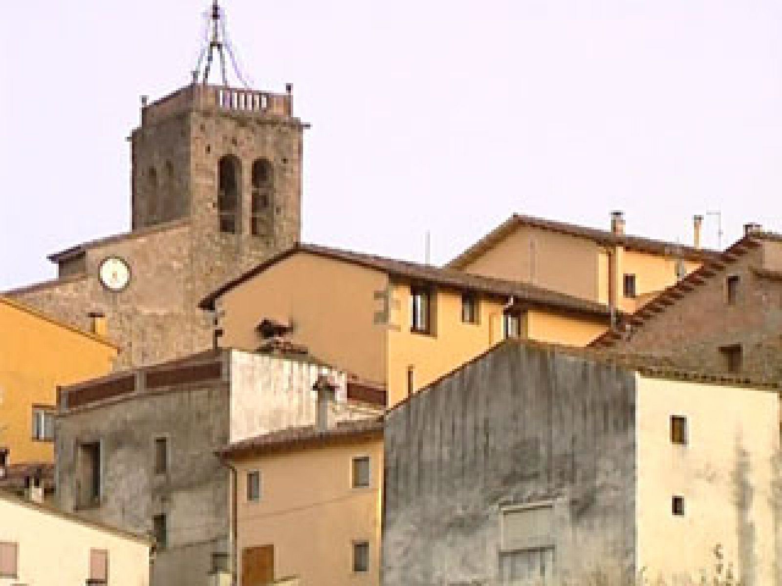 Nos acercamos hasta La Vall d'en Bas, el pueblo donde vivía Pere Puig con su padre | Ver