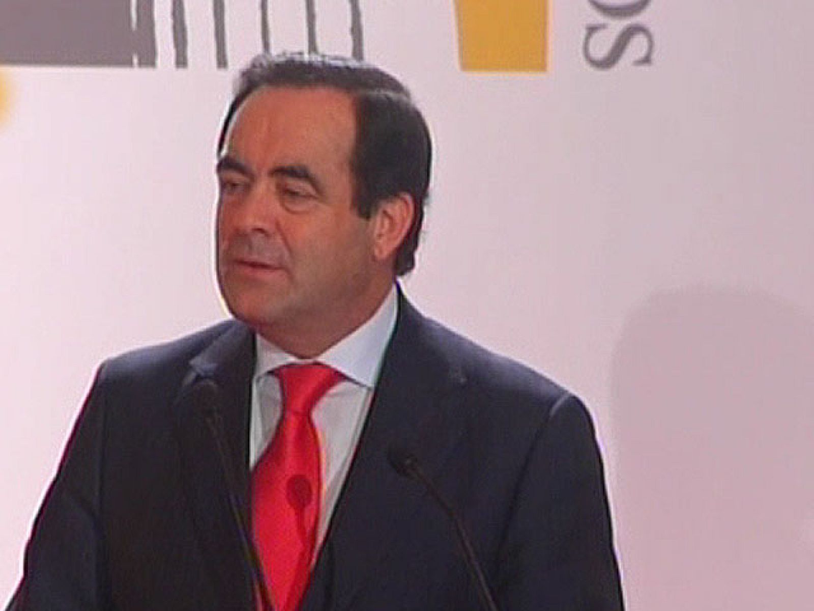 El presidente del Congreso de los Duputados, José Bono, ha tenido unas palabras en tono distendido sobre los premiados por la Asociación de Periodistas Parlamentarios, un premio que concede la asociación todos los años en una gala a la que suelen acudir un nutrido grupo de parlamentarios. En su intervención Bono ha hecho una referencia a parlamentarios como Gaspar Llamazares, Elena Salgado, Soraya Sáenz de Santamaría o Alfredo Péréz Ruubalcaba, de quien Bono ha dicho en un discurso distendido que "es vicepresidente o más"