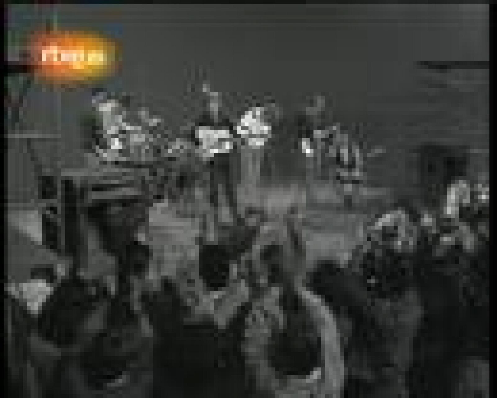 Martes y Trece imitan a Simon y Garfunkel