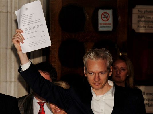 Assange en libertad condicional