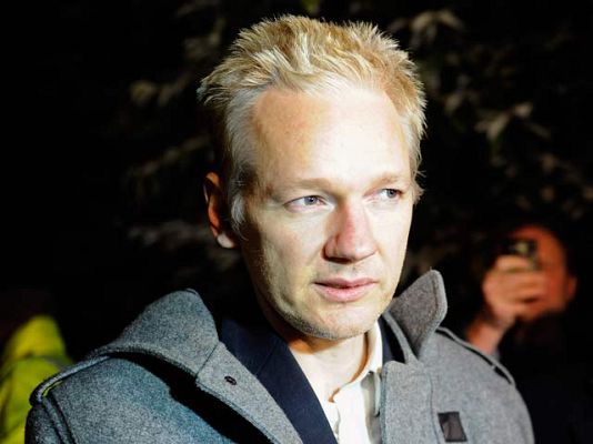  - Assange llega a su arresto domiciliario