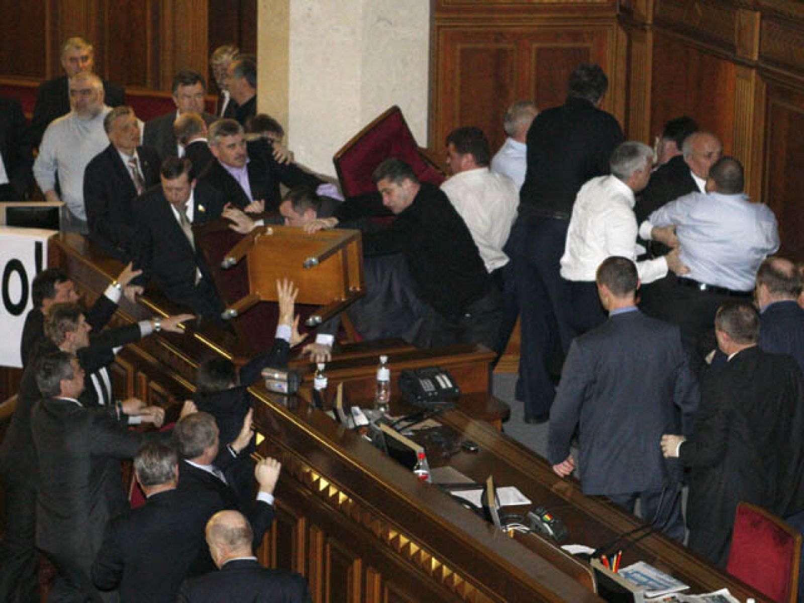 El Parlamento ucraniano lleva su discusión "a las manos"