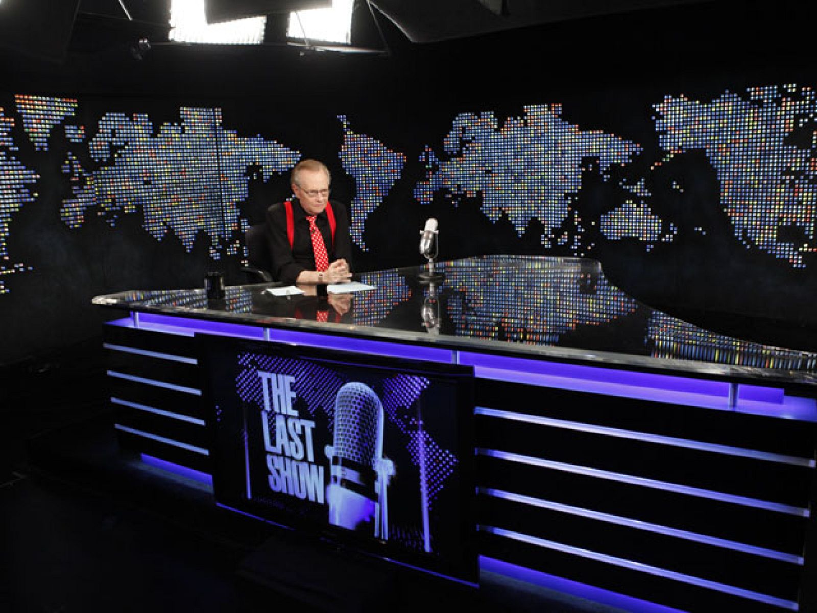 Larry King cuelga sus tirantes