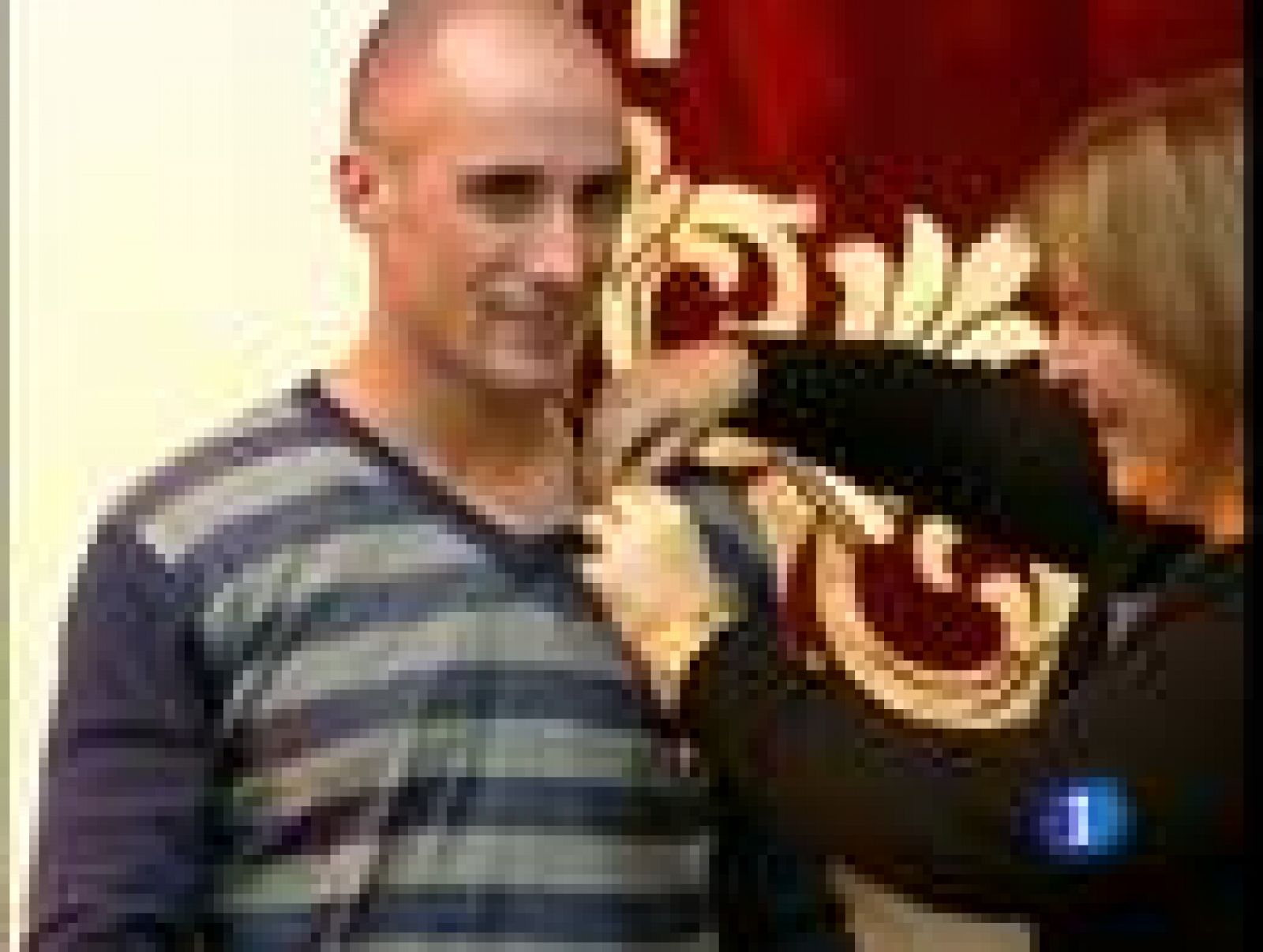 El piloto de Moto2 Álex Debón ha colgado el casco para seguir en el mundo de la competición, pero no como piloto. El castellonense no ha podido evitar las lágrimas en su despedida.