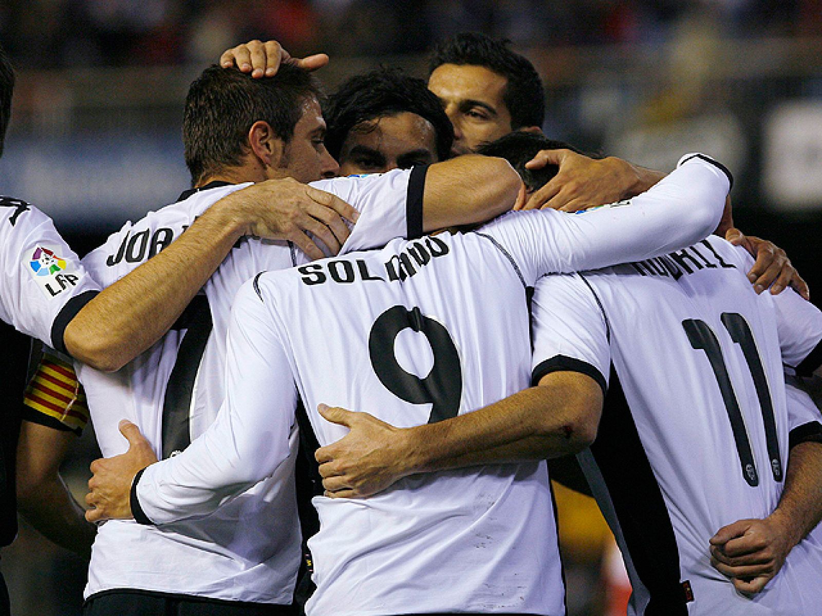 Raúl González Blanco, delantero del Schalke 04 alemán, volverá a España para enfrentarse en la Liga de Campeones al Valencia en Mestalla, un estadio que ha sufrido pesadillas con el olfato goleador del ex futbolista del Real Madrid, que ha marcado 12