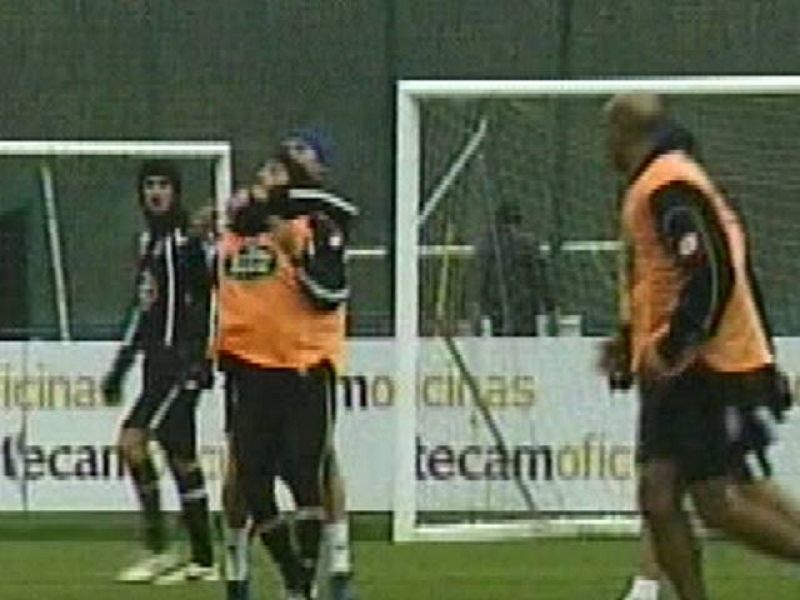 El jugador del Deportivo de la Coruña Antonio Tomás ha agarrado del cuello a su compañero Urreta durante un entrenamiento.