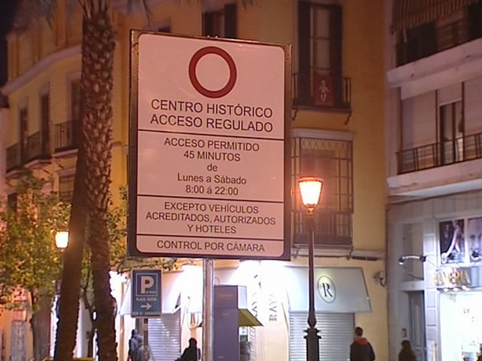 Limitan el tráfico de vehículos por el centro de Sevilla | Ver