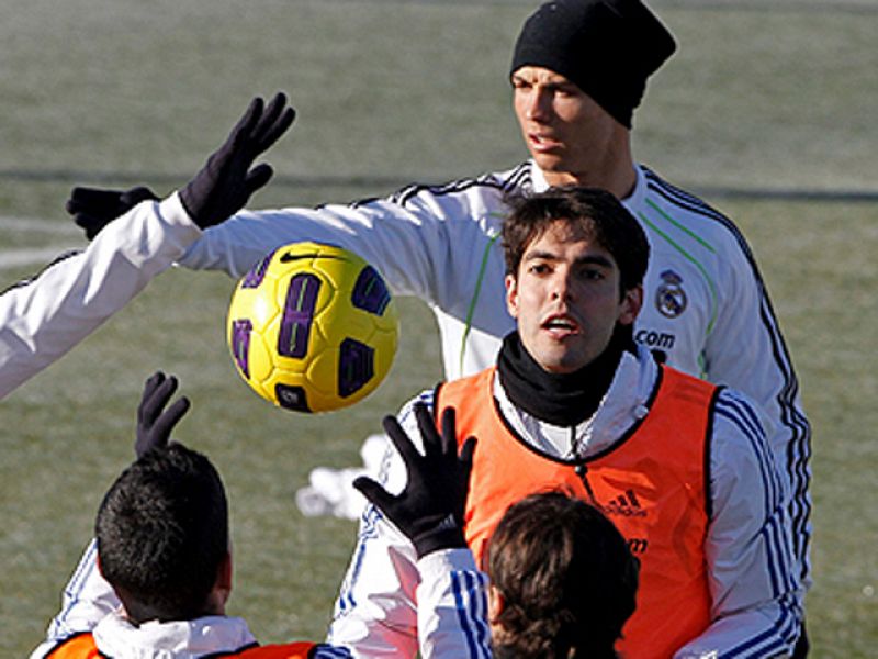 El Real Madrid se enfrenta este domingo en casa al Sevillla con la obligación de ganar para no perder la estela del Barcelona. Mourinho recupera a Kaká que ya ha entrenado con el grupo, mientras que Manzano no podrá contar con Jesús Navas.