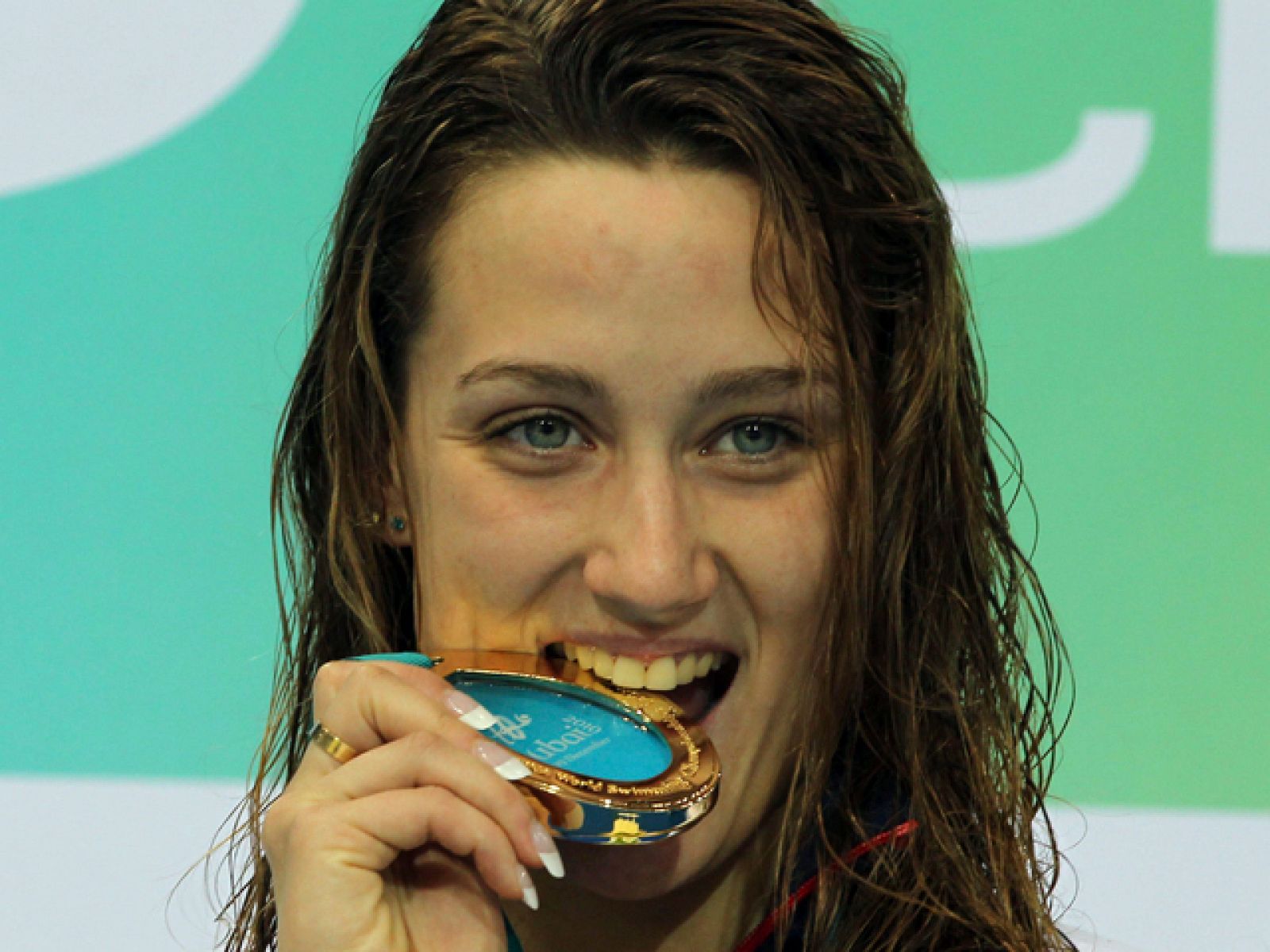 La nadadora española Mireia Belmonte agrandó su leyenda en el  Campeonato del Mundo de natación, que se está disputando en Dubai,  tras adjudicarse la medalla de oro en la final de los 200 metros  estilos -su tercera en la cita-.