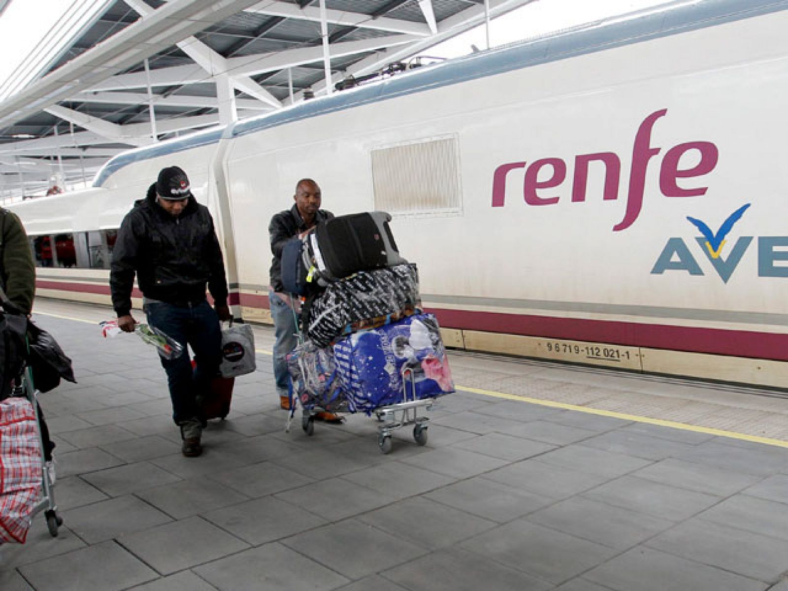 Los primeros trenes AVE para el público hacia y desde Valencia ya funcionan para el público