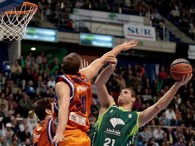 El Power Electronics Valencia ha logrado su quinta victoria consecutiva al derrotar al Unicaja por 64-70 en un partido en el que los taronja han jugado con mucha solidez.