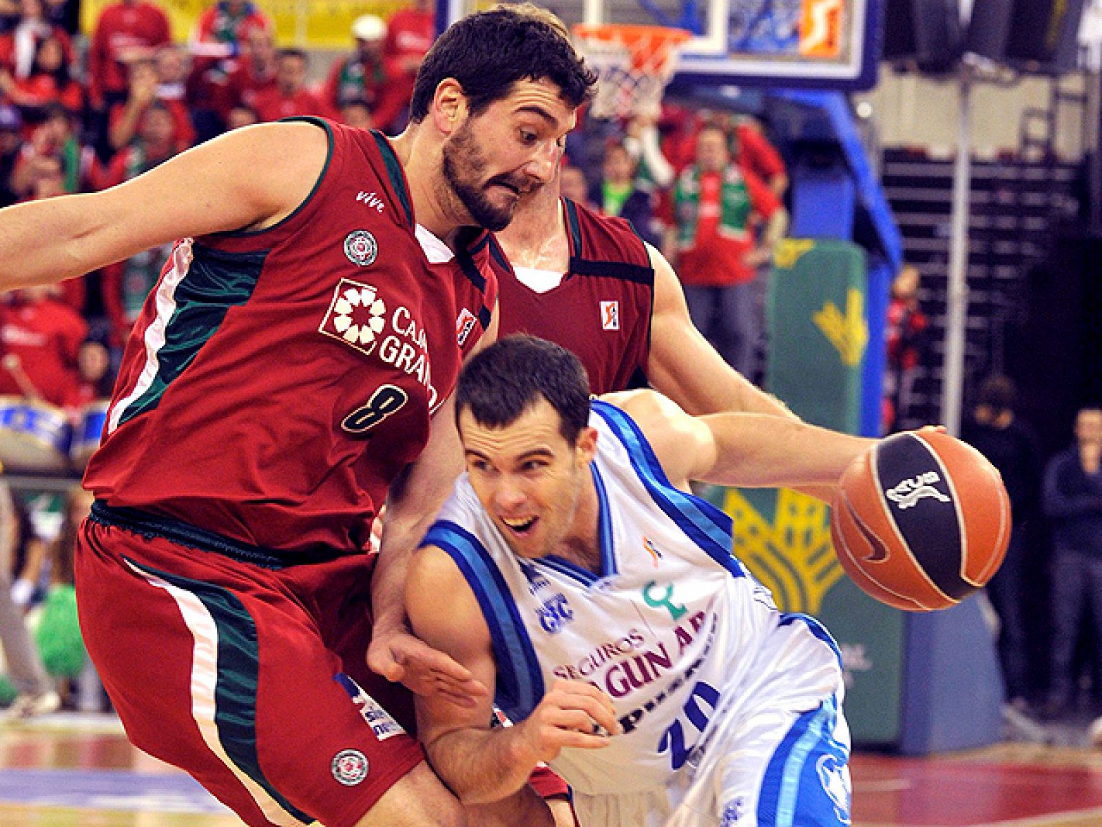 Un triple de Jimmy Baron casi desde Rhode Island en los instantes finales certificó el buen trabajo de Miralles, Doblas y el resto de jugadores del Lagun Aro en Granada, para sumar un triunfo importantísimo.