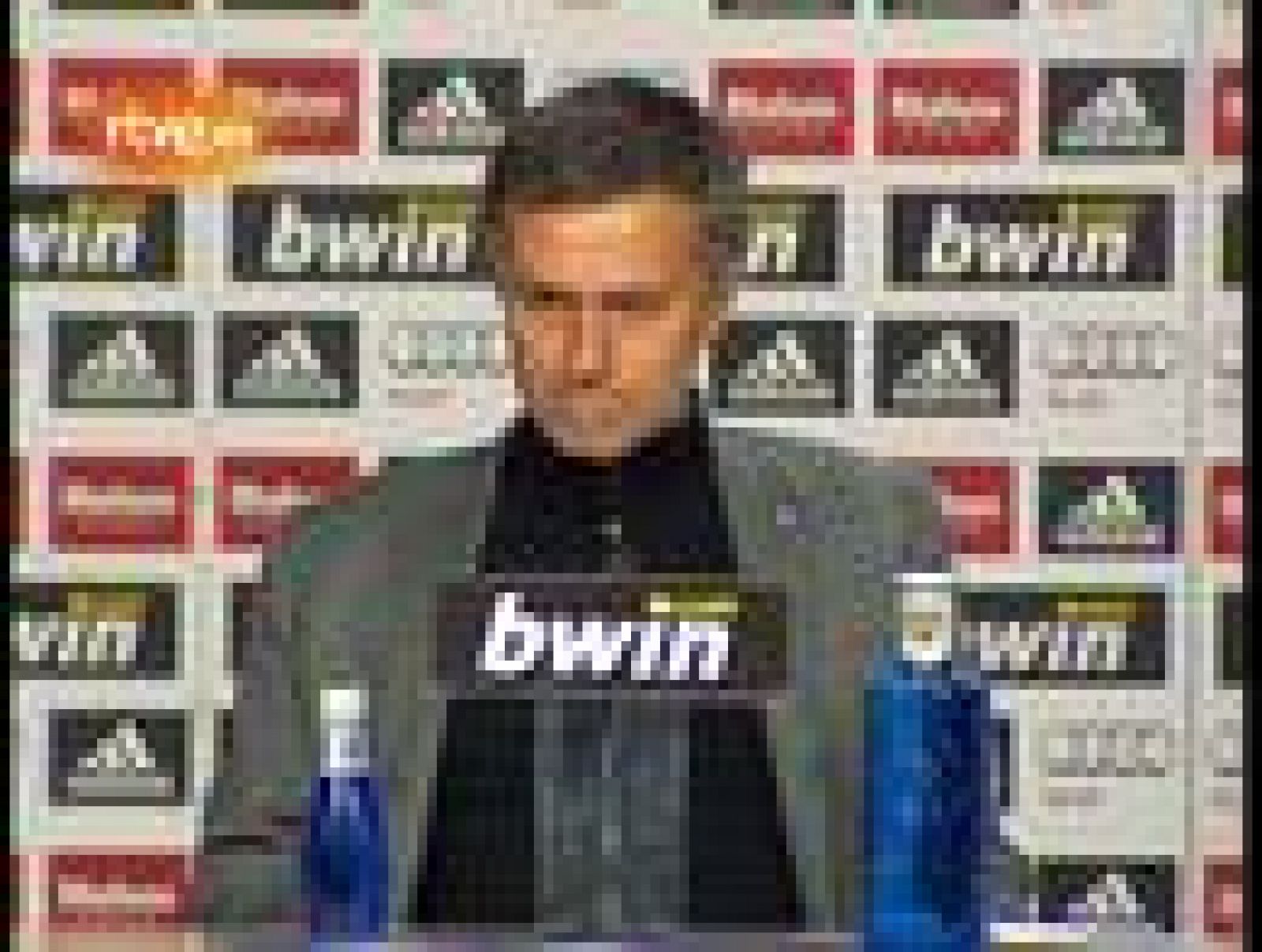 José Mourinho, técnico del Real Madrid, salió a rueda de prensa con un folio que le prepararon en el club con lo que interpretaron "trece errores arbitrales" de Clos Gómez en el encuentro ante el Sevilla (1-0), y pidió una reunión inmediata con Flore