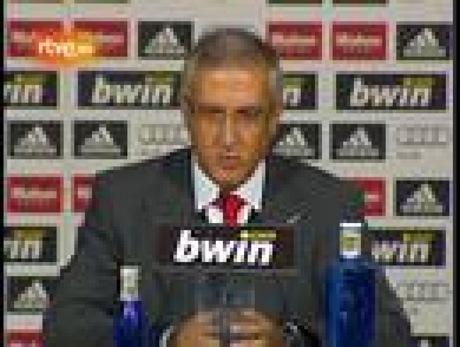 Gregorio Manzano, técnico del Sevilla, reconoció que se marcha "decepcionado" del estadio Santiago Bernabéu, tras encajar la quinta derrota consecutiva en Liga, pese a jugar 36 minutos ante un Real Madrid en inferioridad numérica por la expulsión de 