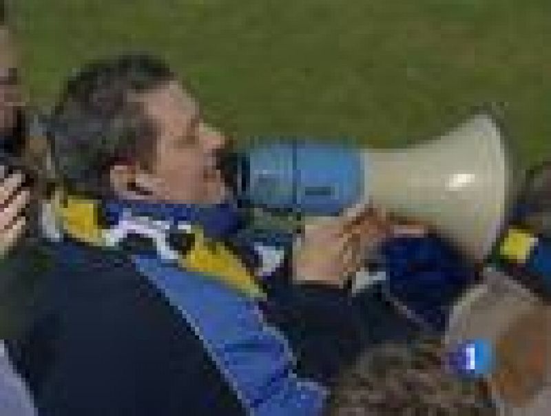 Benito, líder de la Peña El Crono de la AD Alcorcón, lleva muchos años animando al conjunto alfarero y amenizando las tardes de fútbol con sus canciones, que le han convertido en un clásico de la grada de Santo Domingo.