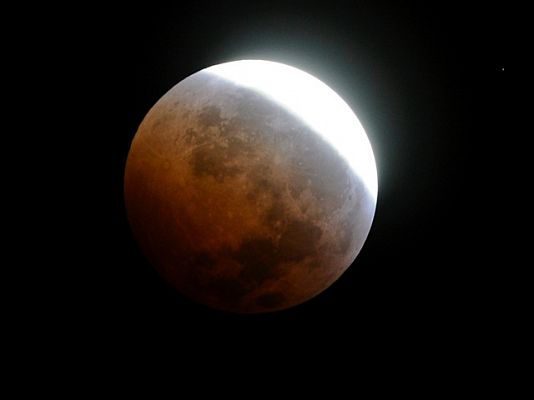 Un eclipse lunar total
