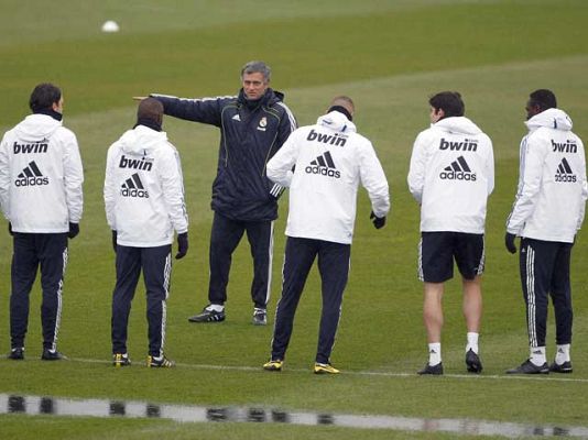  - Mou calla, Florentino defiende a Valdano