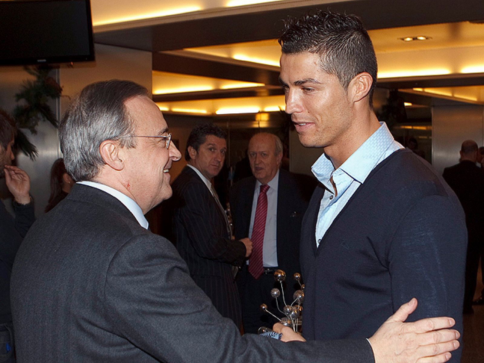 El presidente del Real Madrid ha salido al paso para respaldar a Jorge Valdano y zanjar así la polémica con Mourinho. Mientras en Italia, sueñan con la posibilidad de que el Inter repescara al entrenador portugués.