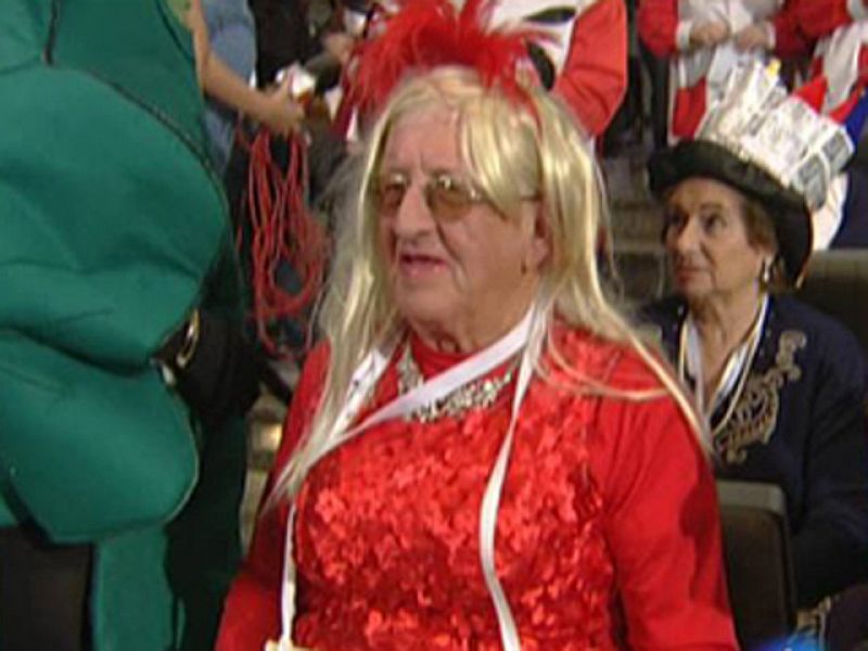 Esperando el Gordo con disfraz 