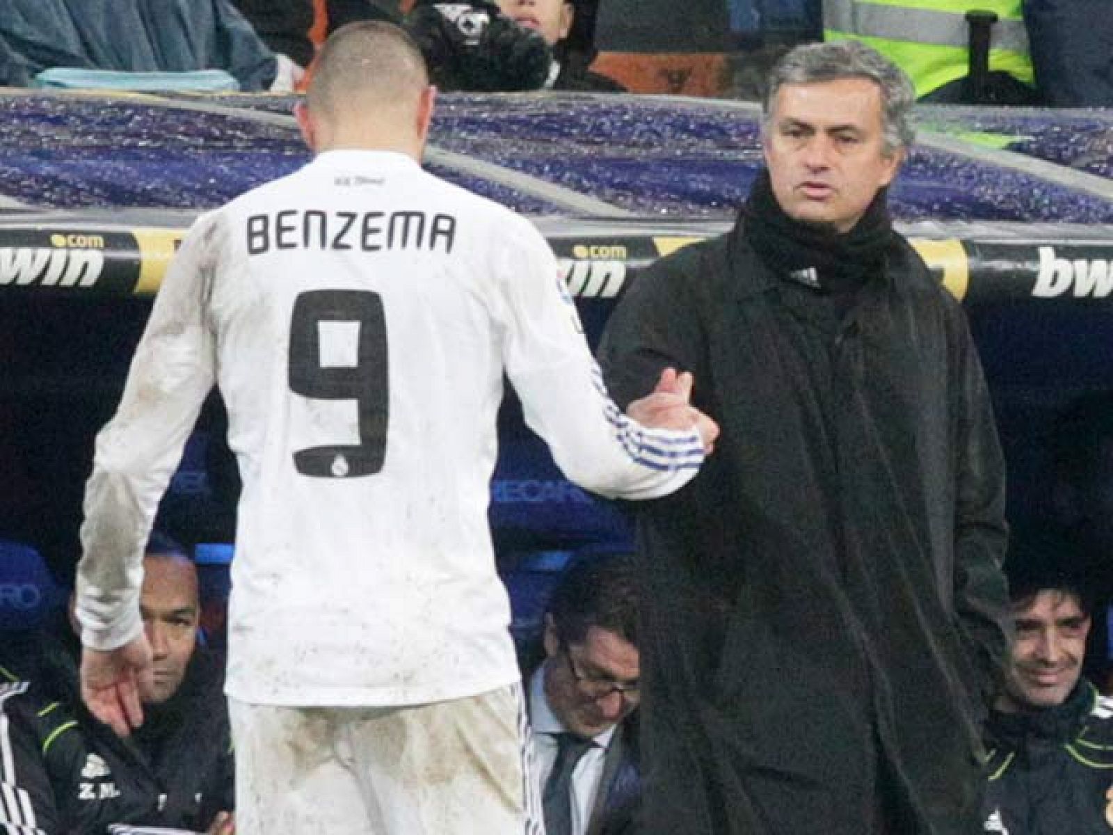 El entrenador del Real Madrid, José Mourinho, niega que haya mala relación con el director deportivo del club blanco, Jorge Valdano. Mourinho reconoce que hay diferencias, pero cree que se trata de discrepancias profesionales y las ve normales.