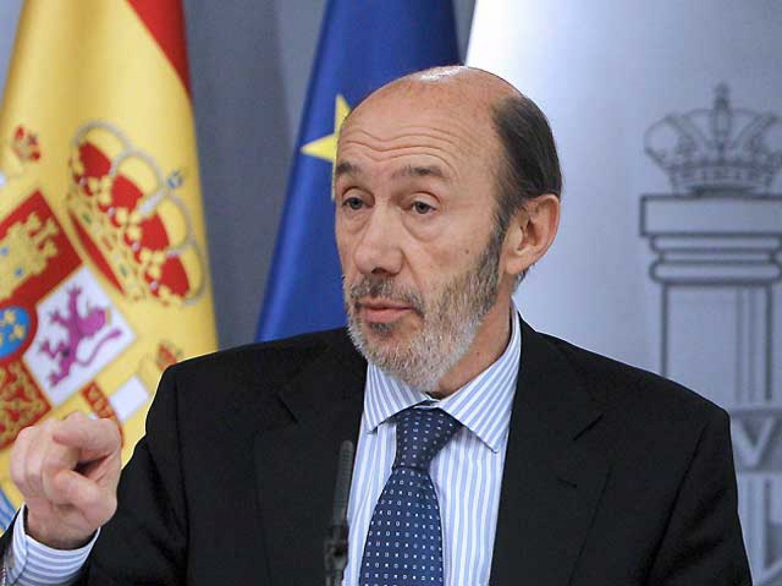 El vicepresidente primero del Gobierno y ministro del Interior, Alfredo Pérez Rubalcaba, ha afirmado en la rueda de prensa tras el consejo de ministros que la ministra de Cultura, Ángeles González-Sinde, no ha puesto su cargo a disposición del Gobier