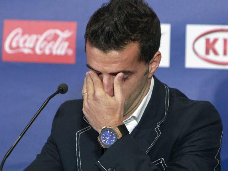 Simao se ha despedido de manera oficial del Atlético de Madrid en una comparecencia en la que Enrique Cerezo le ha hecho emocionarse. A partir de enero inicia una nueva andadura en el Besiktas turco junto a Guti y Schuster.