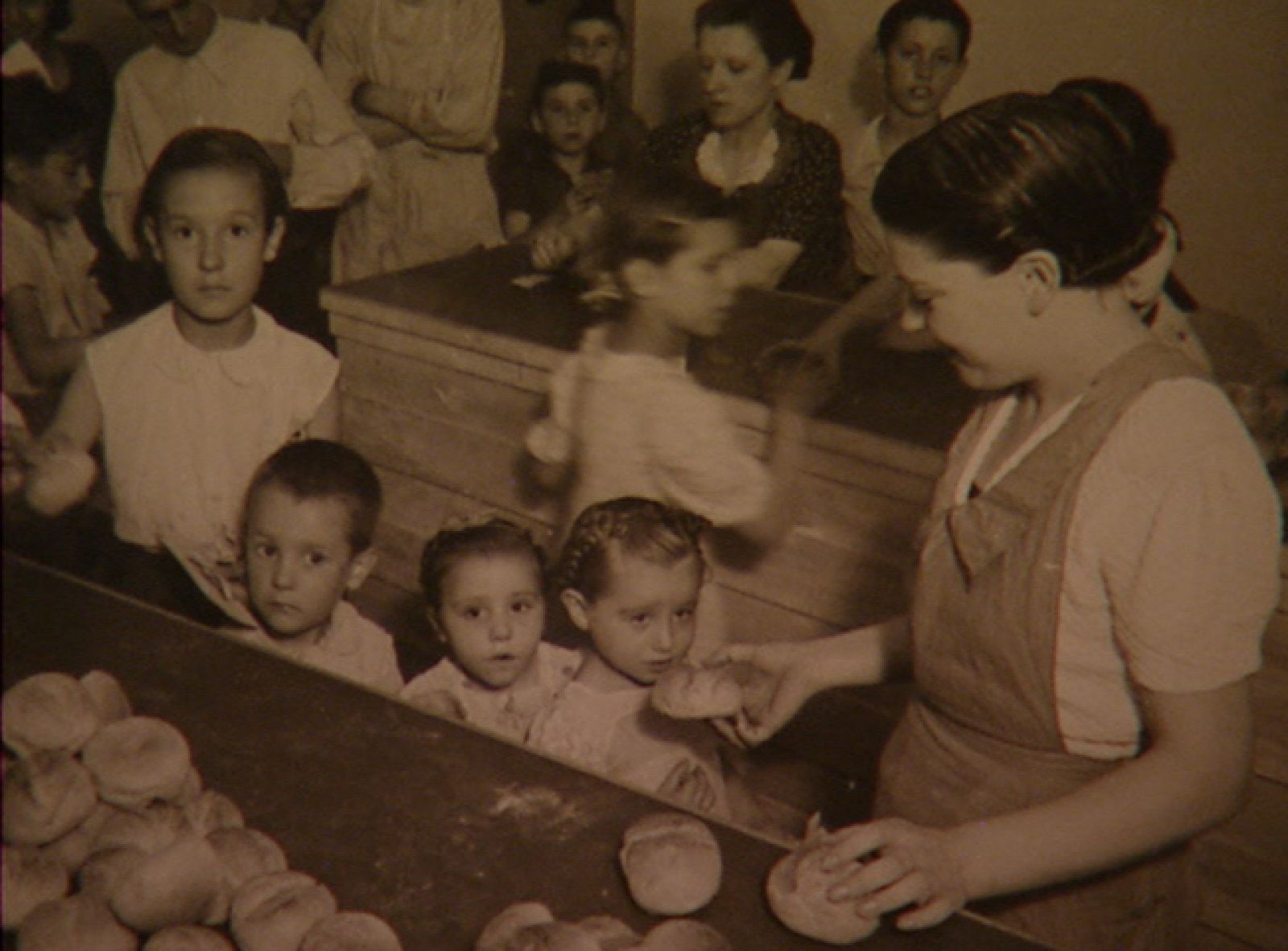 Una exposición que pasa de los primeros recetarios medievales a las máquinas para hacer humo y espuma