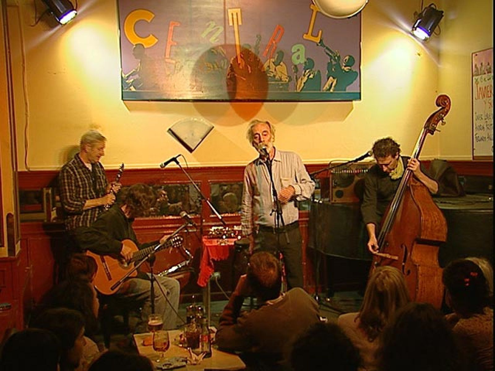 Como en todos sus trabajos nos pone frente al espejo de nuestras vidas con media sonrisa dibujada en la boca.