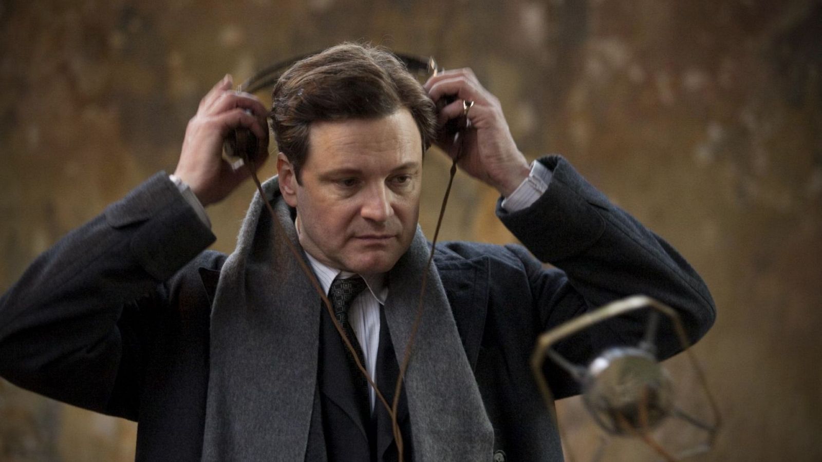 Tras rozar el Óscar con Un hombre soltero, Colin Firth se acerca de nuevo a la cotizada estatuilla con El discurso del rey, filme británico dirigido por Tom Hooper y coprotagonizado por Geoffrey Rush y Helena Bonham Carter, en el que el actor da vida al rey tartamudo Jorge VI. Ganadora del premio del público en el Festival de Toronto y candidata a siete Globos de Oro, El discurso del Rey se aproxima al período histórico en el que, tras el fallecimiento de Jorge V y la abdicación de Eduardo VIII, Jorge VI de Inglaterra asciende al trono para llevar a su país en la Segunda Guerra Mundial mientras supera sus problemas para hablar en público, lo que le pondrá en contacto con un excéntrico logopeda.
