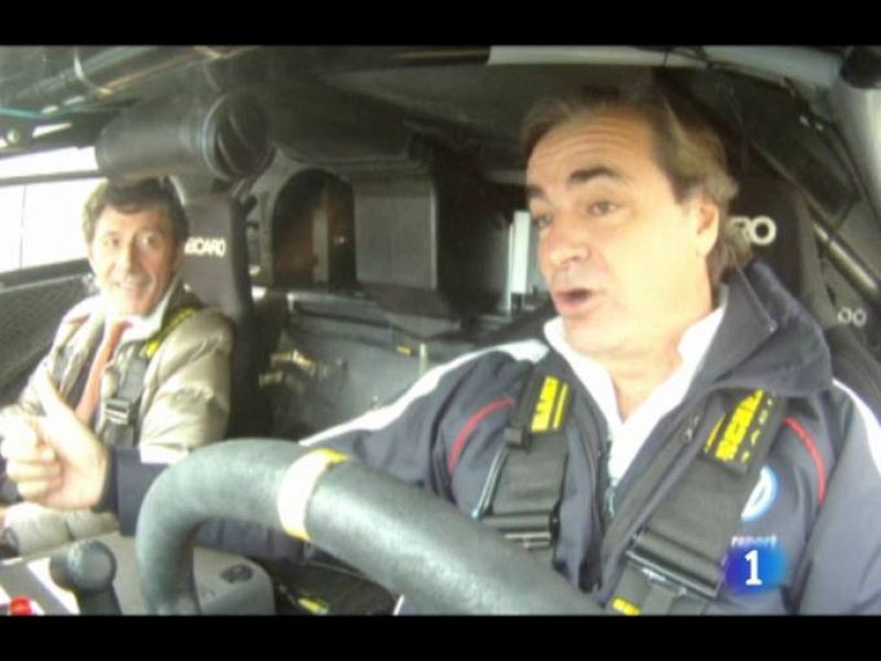 Antes de partir hacia Argentina para disputar el Rally Dakar, donde defiende título, Carlos Sainz se dio un paseo por las calles de Madrid acompañado por un copiloto muy especial