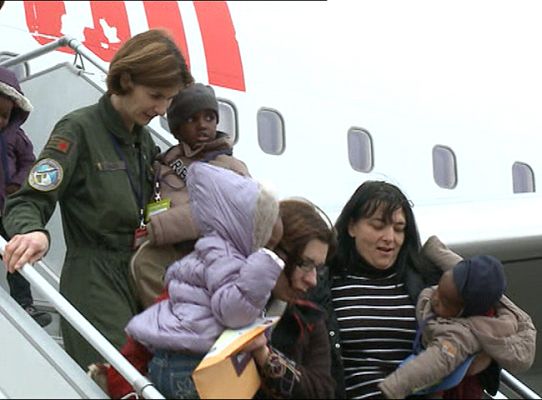Telediario 1 - Adopciones de niños en Haití