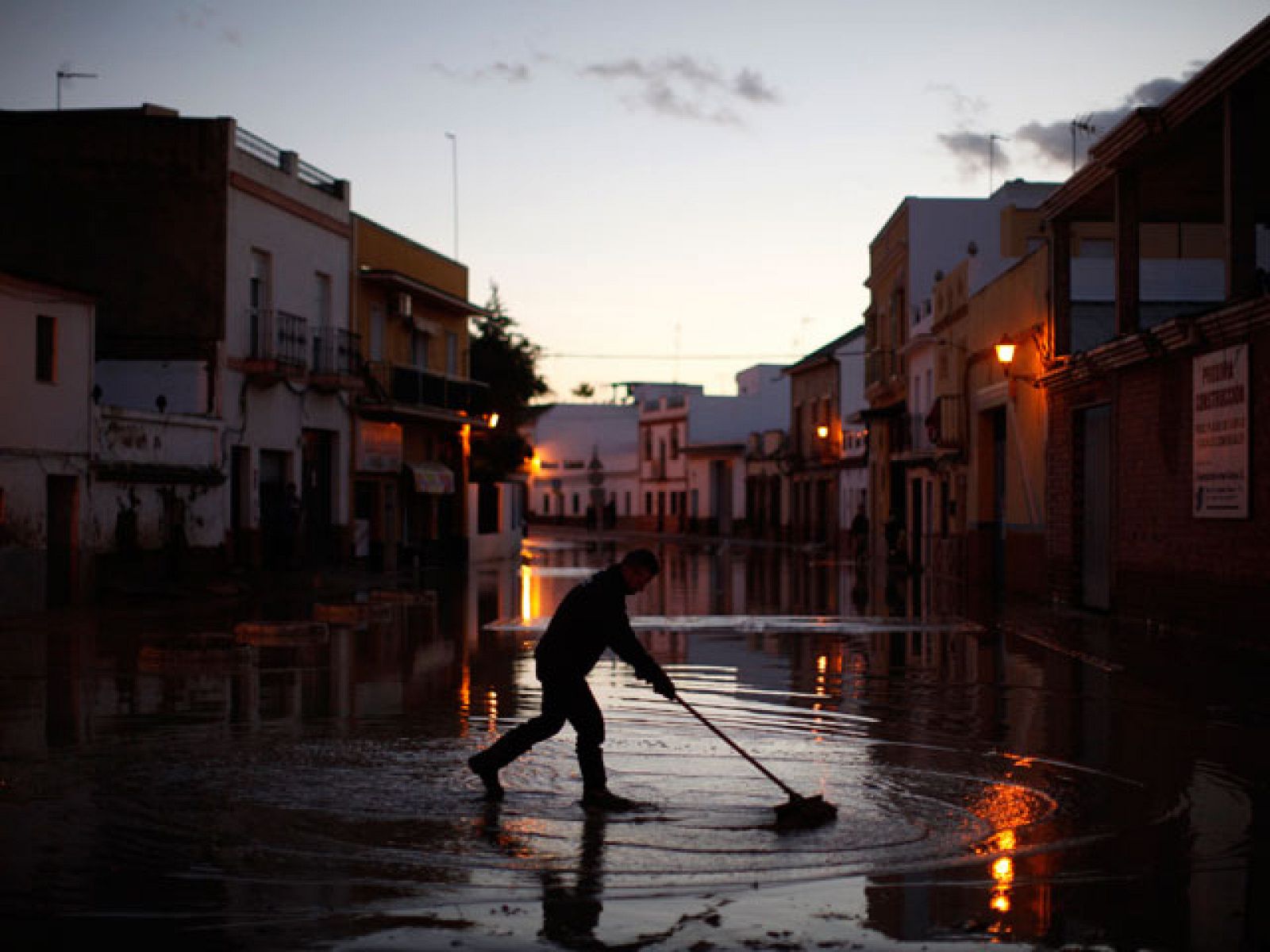 Telediario 1: Inundaciones en Lora del Río | RTVE Play