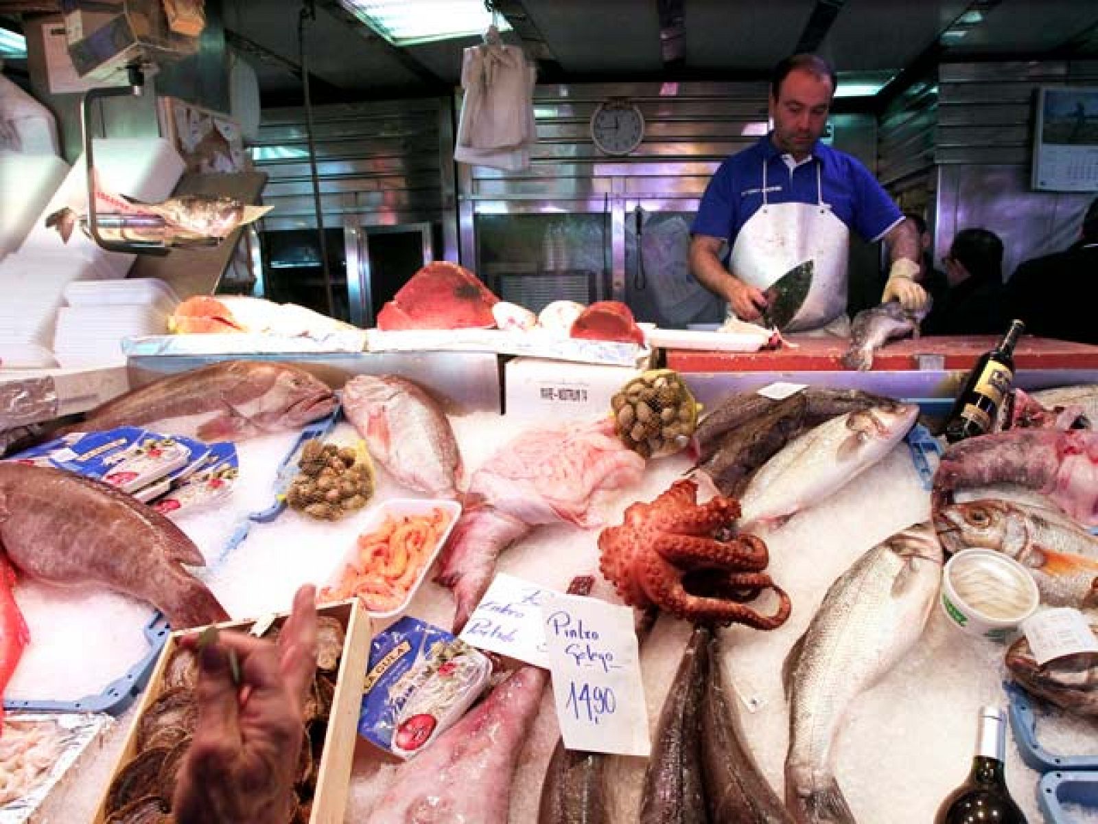 En los mercados se ultiman las compras para la cena de Nochebuena | Ver