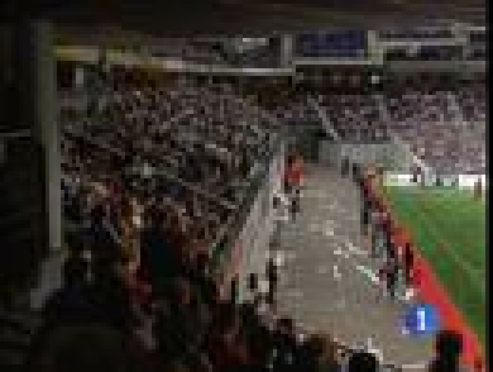 En el partido de la ilusión, gestos de reencuentro, aplausos para los  que nunca se olvidan y mucha solidaridad... Por un lado, los amigos de Casillas, por otro, los de Figo...y en todas partes... talento del bueno... El de Zidane que arrancó un par