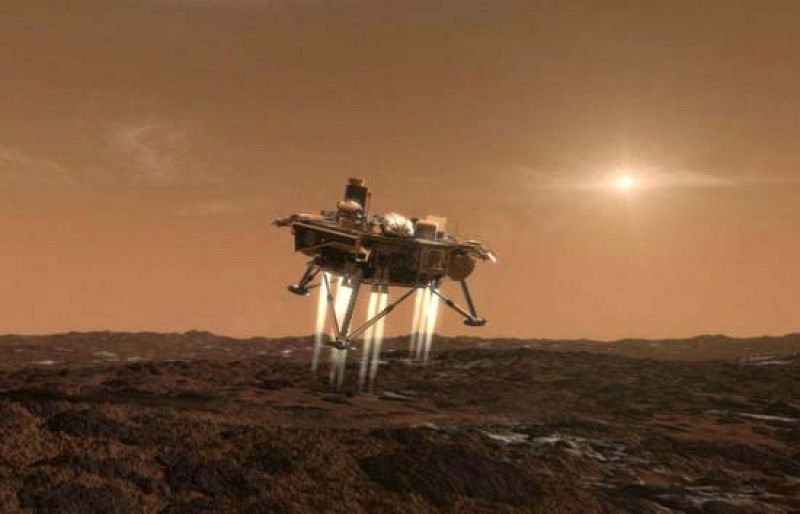 La sonda Phoenix llega esta noche al final de su viaje de 679 millones de kilómetros para protagonizar el primer descenso de un artefacto humano sin colchones de aire en la superficie de Marte en más de treinta años (25/05/08).