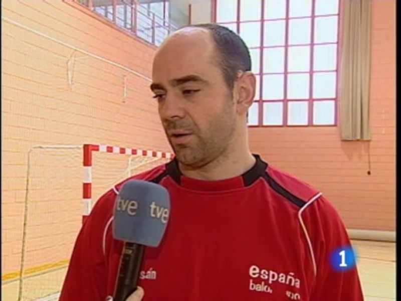 La selección española de balonmano preprara el Mundial que comienza en enero y este martes tiene un compromiso amistoso ante Portugal, que podrá verse en directo por Teledeporte y RTVE.es. Los hombres de Valero Rivera han recibido la mala noticia del