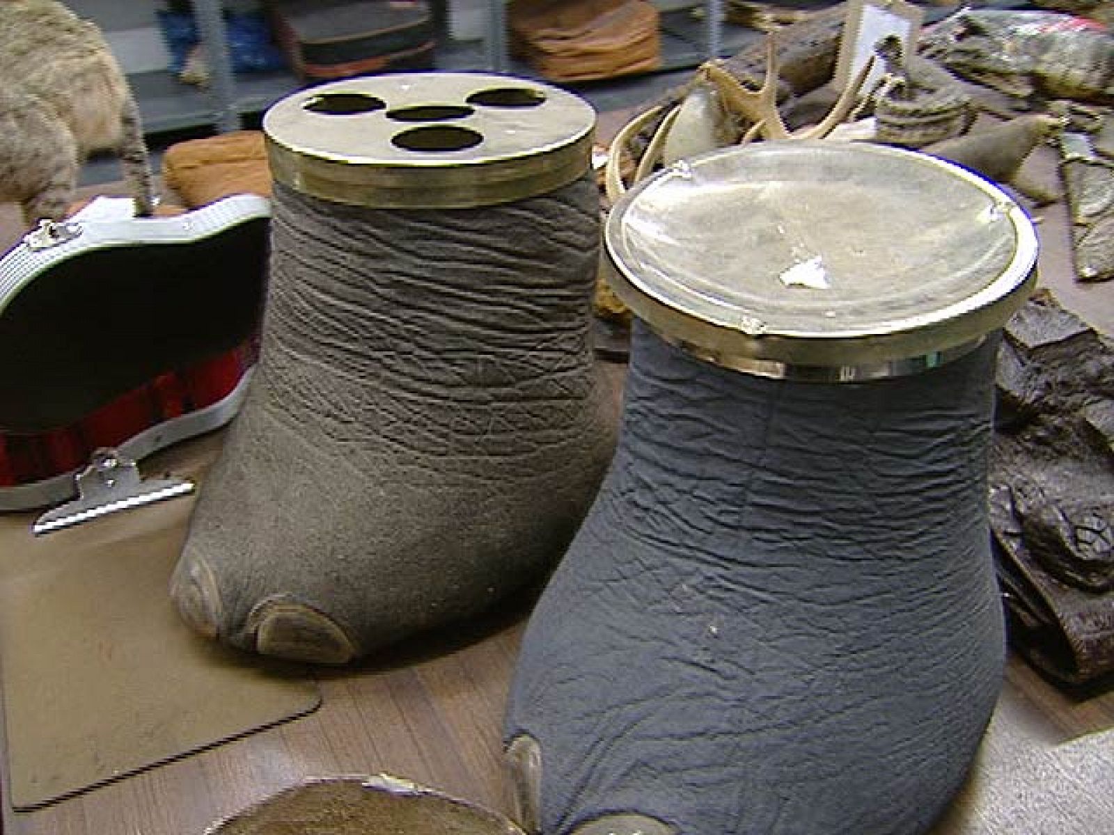 Visitamos el almacén de mercancía decomisada en el aeropuerto de Barajas | Ver