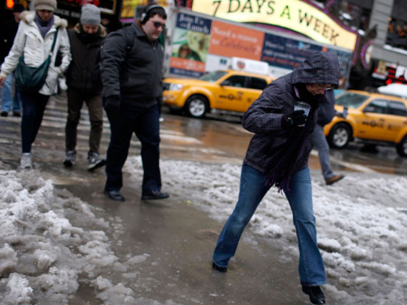 Nueva York se recupera lentamente de la nevada