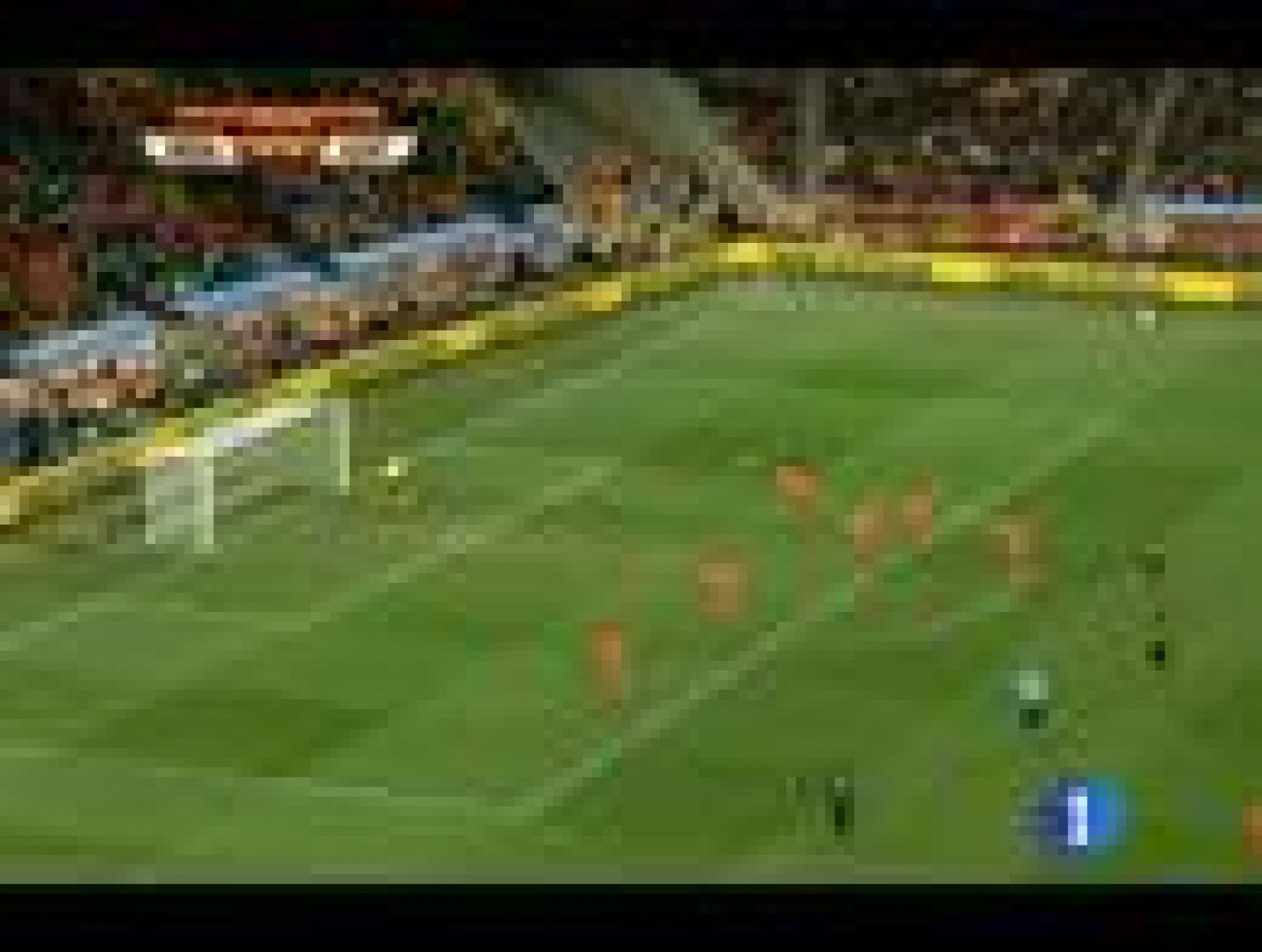 Un año 10 sin duda el que acaba para Andrés Iniesta. Y el que viene puede empezar de la misma forma si como parece le entregan el balón de oro. Hemos estado con él analizando un año inolvidable.