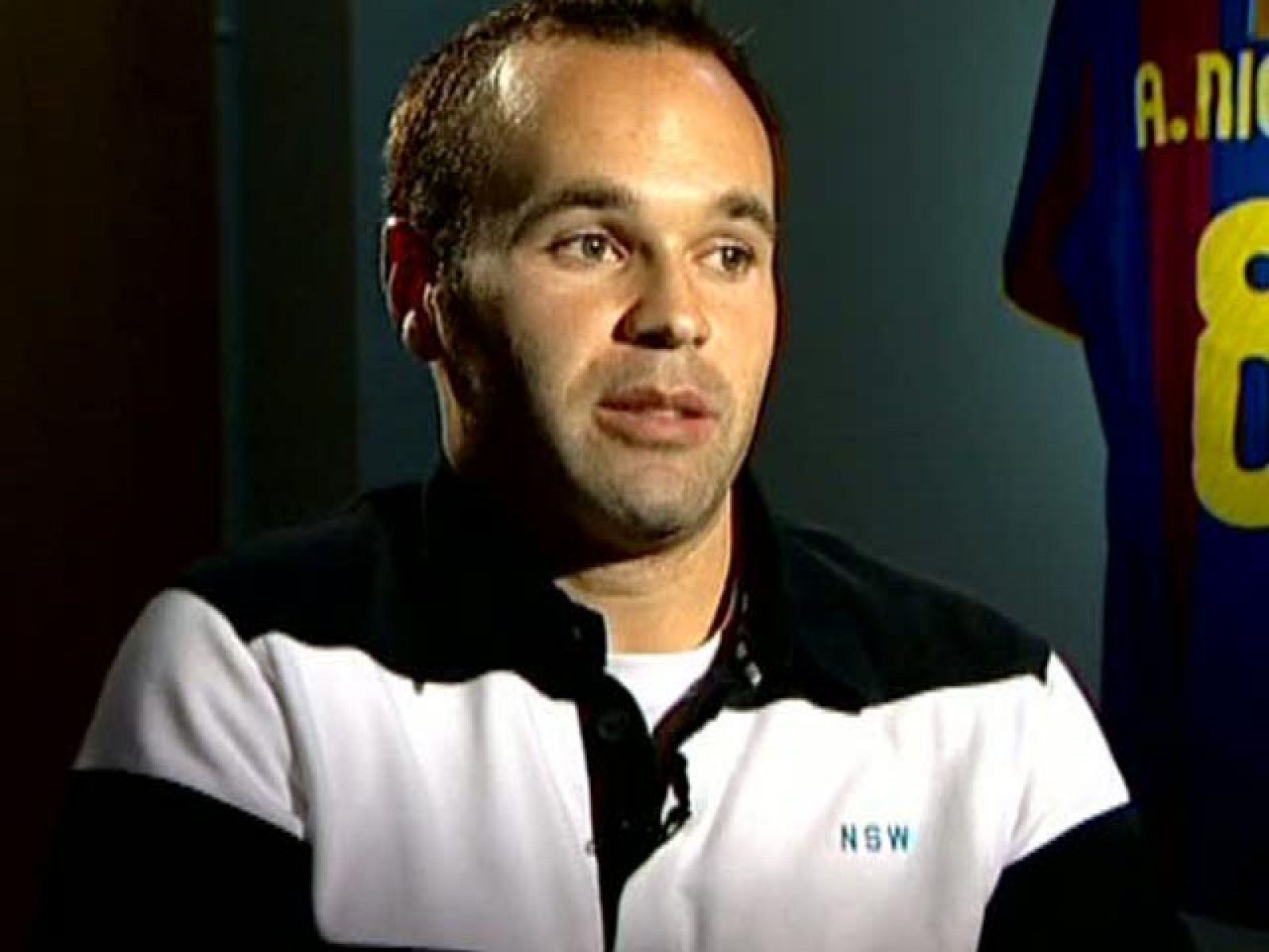 Un año 10 sin duda el que acaba para Andrés Iniesta. Y el que viene puede empezar de la misma forma si como parece le entregan el balón de oro. Hemos estado con él analizando un año inolvidable.