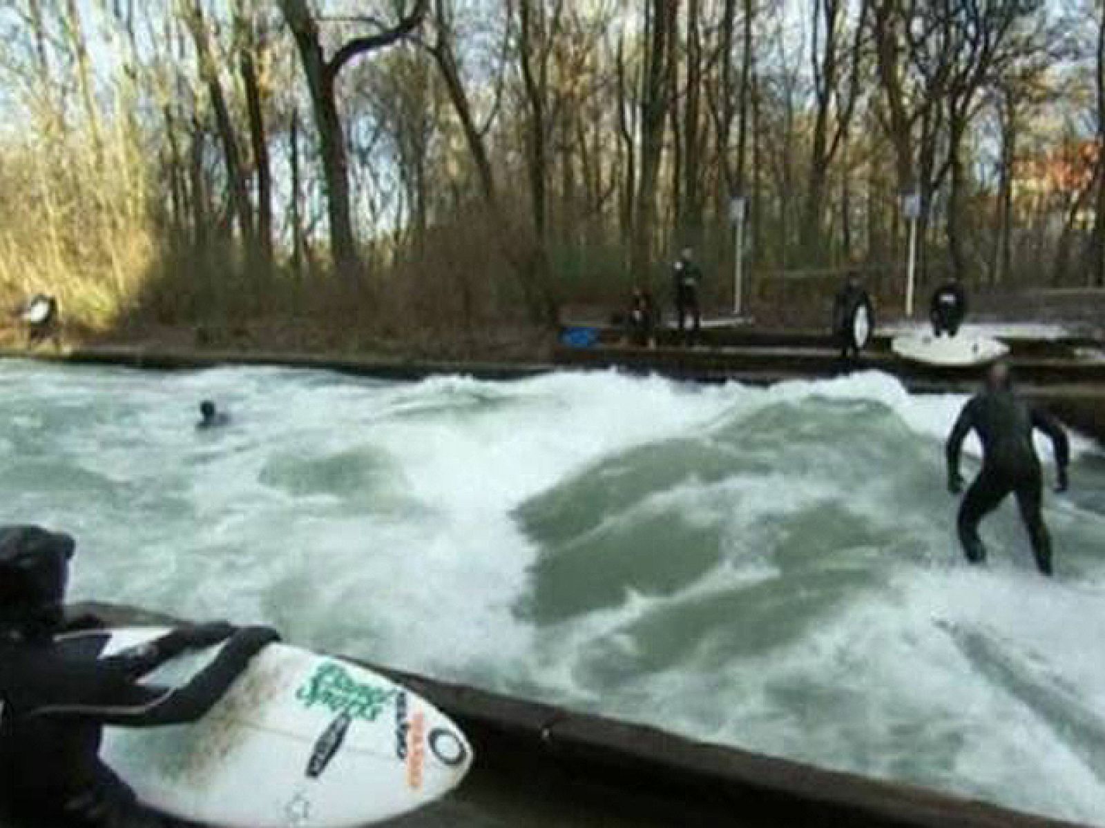 Los surfistas alemanes ya han encontrado un sitio donde 'matar el gusanillo' sin moverse de casa. En Múnich se ha puesto de moda surfear en un río de la ciudad.