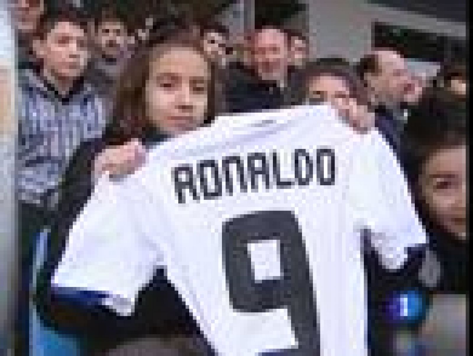 Miles de aficionados se han acercado a Valdebebas para ver a sus ídolos en el entrenamiento a puertas abiertas dirigido por Jose Mourinho.