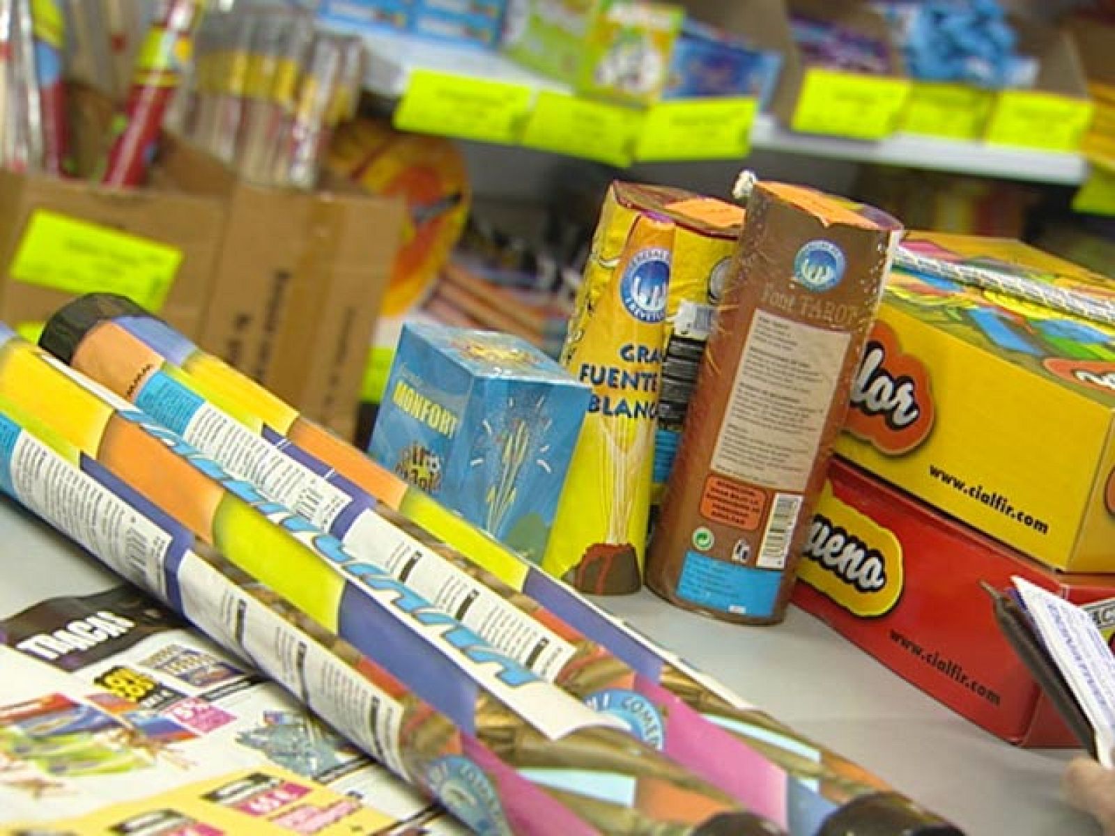 Recibir el año con petardos y cohetes | Ver