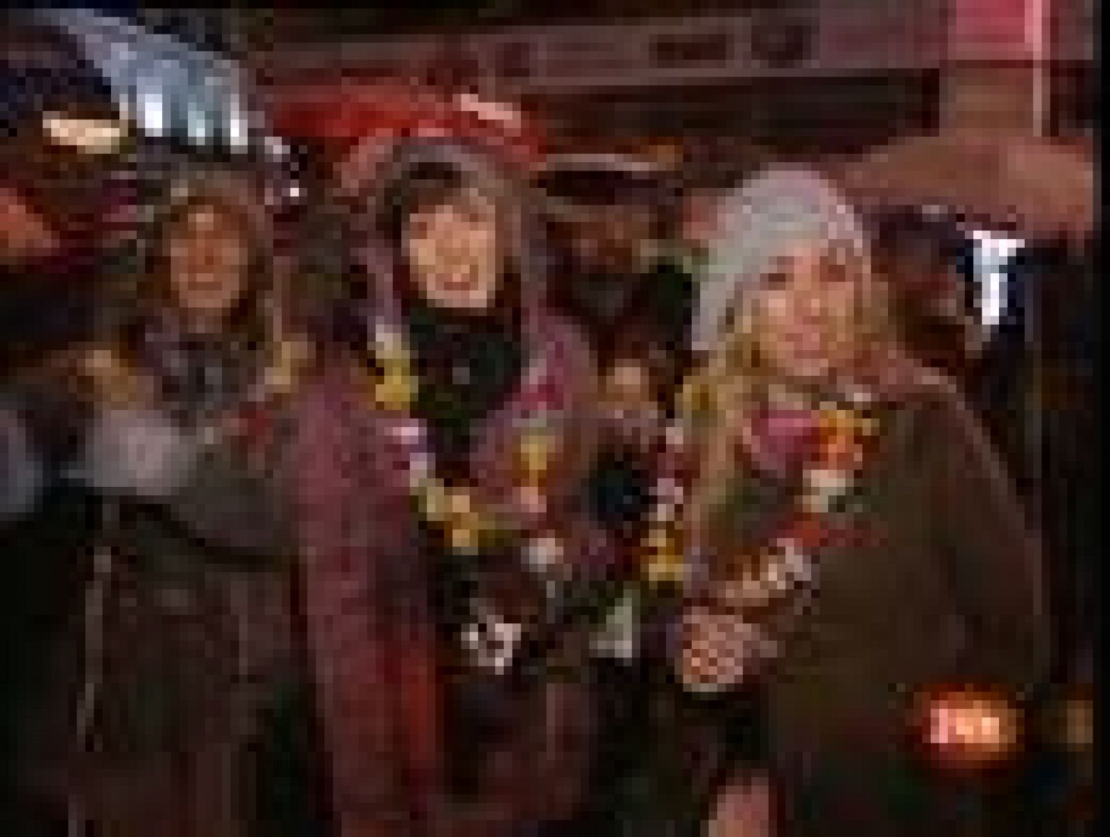 Miles de personas celebran la "prenochevieja" en la Puerta del Sol | Ver