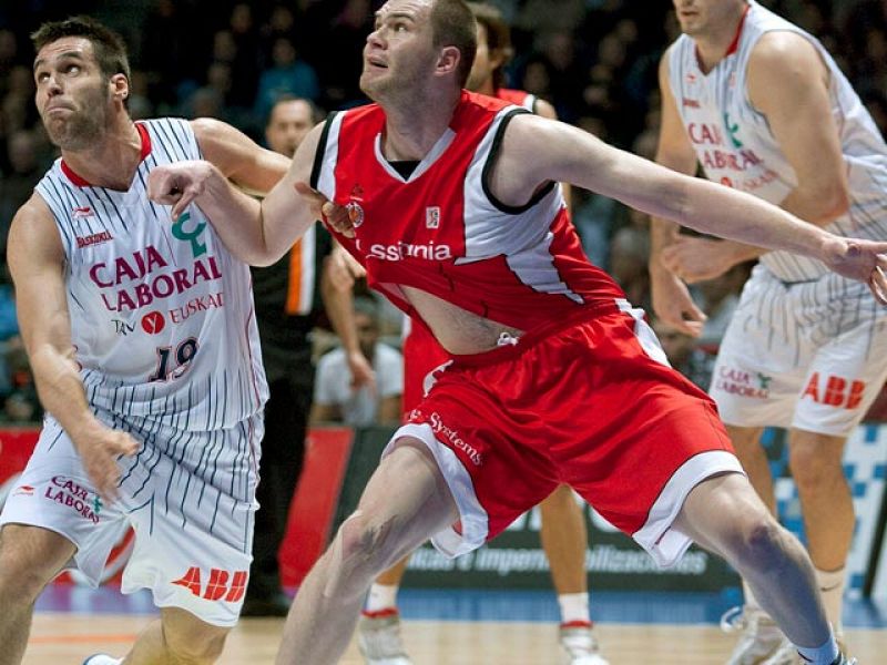 El Caja Laboral consiguió una cómoda victoria ante el Assignia Manresa por 86-65 con un gran partido de San Emeterio y la mejor versión de Stanko Barac. Los baskonistas cierran el año 2010 con un gran triunfo